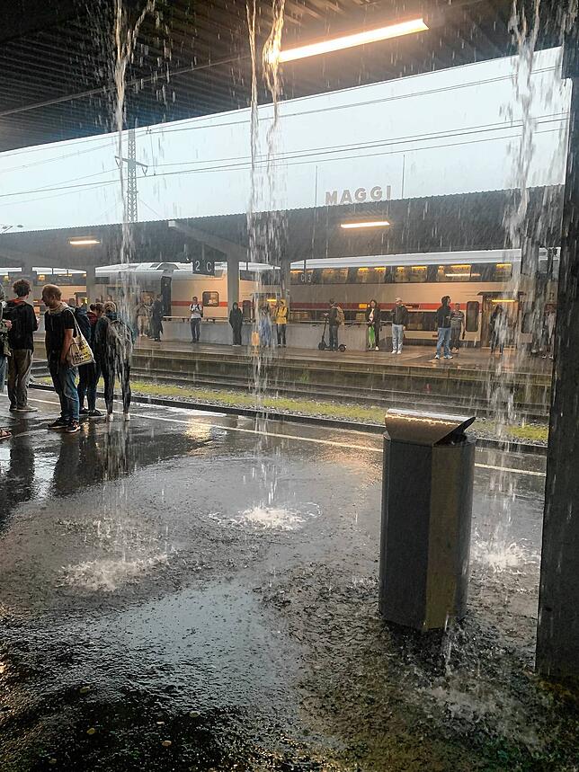 Bild 19: Heftiges Unwetter im Hegau: Auch Autos schwimmen davon!