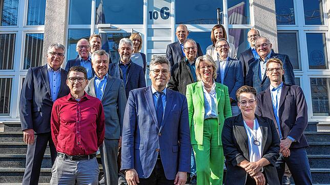 Eine Delegation aus dem Landkreis Waldshut mit Landrat Martin Kistler (vorn, Mitte) war zu Gast in der Zentrale der Fachhochschule des ...