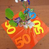 Überall fand sich Dekoration mit der Zahl 50. Hier im Festzelt diese Blumendeko.