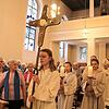 Beim Einzug in die Kirche trägt Lydia Reffel aus Triberg das Kreuz, hinter ihr die Kerzenträgerinnen Sarah Schwer aus Triberg und Nicole ...