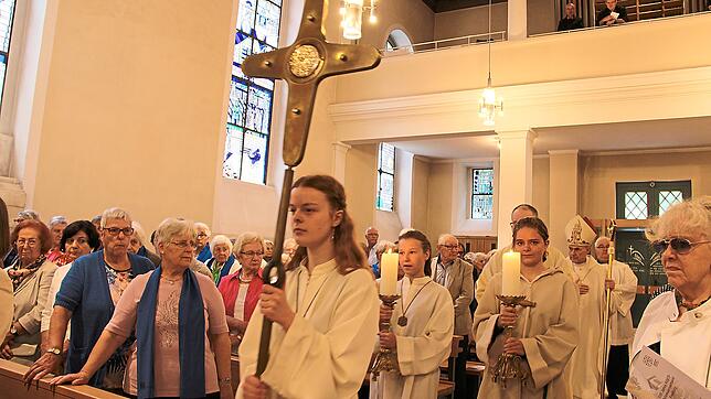 Beim Einzug in die Kirche trägt Lydia Reffel aus Triberg das Kreuz, hinter ihr die Kerzenträgerinnen Sarah Schwer aus Triberg und Nicole ...