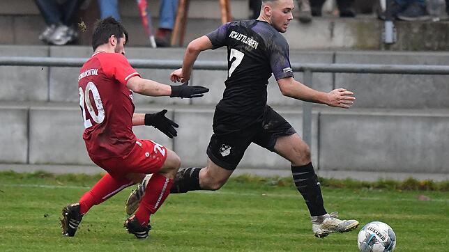 Herbstmeister: Moritz Keller (rechts, gegen Luiz Marcelo Stein) und der FC Wittlingen feierten beim 6:2 über den FC Schlüchttal den ...
