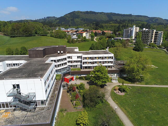 Im ehemaligen Spital soll der Campus entstehen. Im EG ist das Ärztezentrum auf 4500 Quadratmeter geplant, wo auch die Orthopäden auf 600 ...