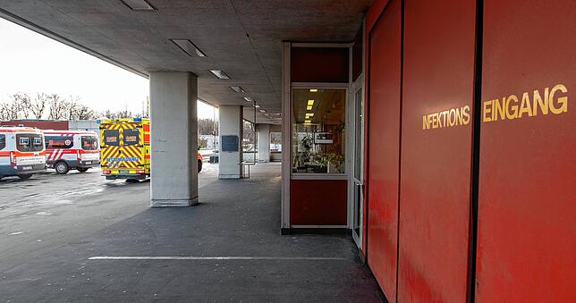 Der Infektions-Eingang der Klinik am Eichert. In Göppingen wurde der erste Coronakranke in Baden-Württemberg bestätigt.