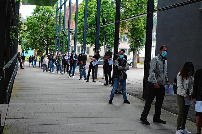 Kurz vor Öffnung der Türe wird die Schlange der Impfwilligen an der Donauhalle immer länger.