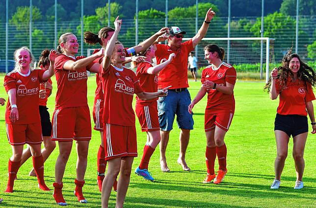 Party nach dem Sieg in Ebnet: Ausgelassen feierten die Spielerinnen des SV Niederhof mit ihrem Trainer Ralf Lauber den Aufstieg in die ...