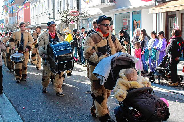 Bild 18: Die schönsten Bilder vom Kinderumzug und Kindernarrenbaumstellen am Fastnachtsdienstag