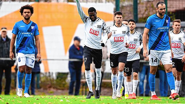 Ibrahima Diakite (Nummer 17) eröffnete das Schützenfest und bejubelt hier seinen Treffer zum 1:0 für die Villinger. Er blieb aber nicht ...