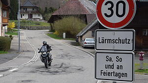 Geschwindigkeitsbegrenzungen in den oft engen und kurvigen Straßen des Wehratales dienen nicht nur dem Lärmschutz – sie sollen auch die ...
