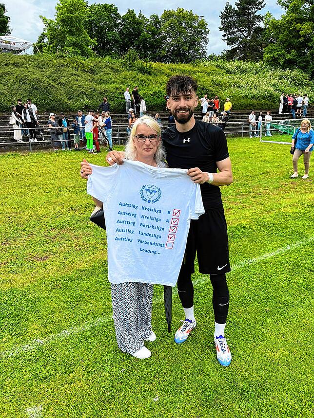 Der Kicker feiert im Juni den Verbandsliga-Aufstieg mit seiner Mutter Rexhije Neziri.