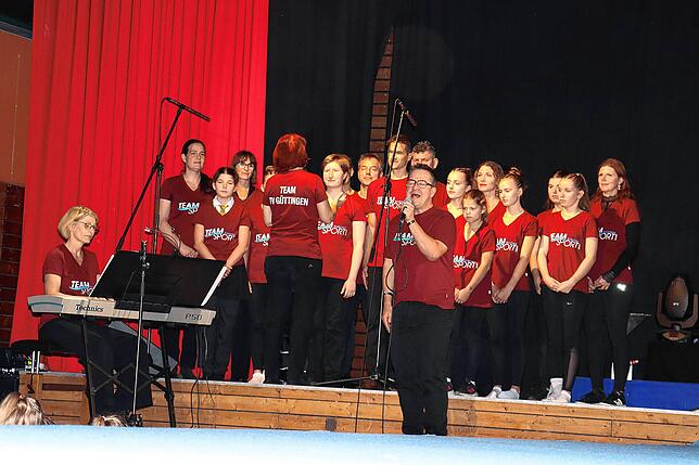 Bild 2: Bilder von der Turngala in Güttingen