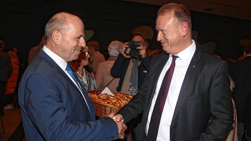 Martin Hahn (l.) und Jan Zeitler beim ersten Wahlgang der Oberbürgermeisterwahl im Überlinger Kursaal am 10. November 2024. Damals lag ...
