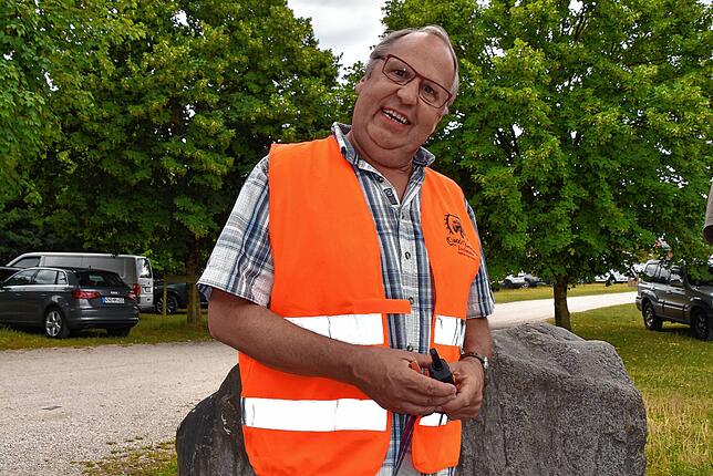 Bild 11: Ausgelassene Stimmung in Eigeltingen: Die 25. Internationale Bogen- und Messermachermesse in der Lochmühle