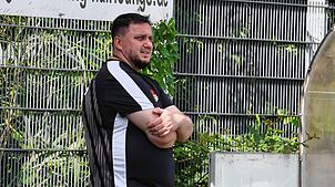 Trainer Shkelzen Kelmendi und der Türk. SV Konstanz gerieten gegen den TuS Immenstaad zweimal in Rückstand, glichen aber jeweils zum 1:1 ...