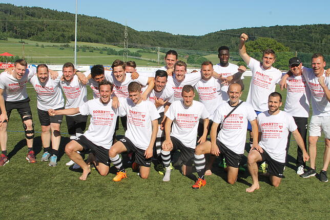 Jubel beim FC Tiengen 08. Nach dem 2:0-Sieg bei RW Weilheim war der FC Tiengen endgültig Bezirksligameister der Saison 2016/17. Die ...