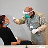 Torben Franzen, Fachbereichsleiter Klinikhygiene bei den Kliniken des Landkreises Lörrach, führt einen Corona-Schnelltest bei einer ...