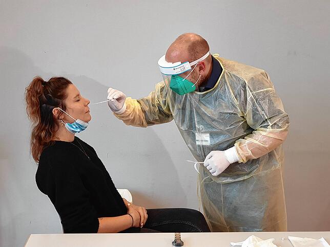 Torben Franzen, Fachbereichsleiter Klinikhygiene bei den Kliniken des Landkreises Lörrach, führt einen Corona-Schnelltest bei einer ...
