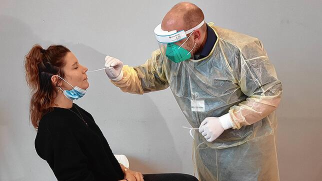 Torben Franzen, Fachbereichsleiter Klinikhygiene bei den Kliniken des Landkreises Lörrach, führt einen Corona-Schnelltest bei einer ...