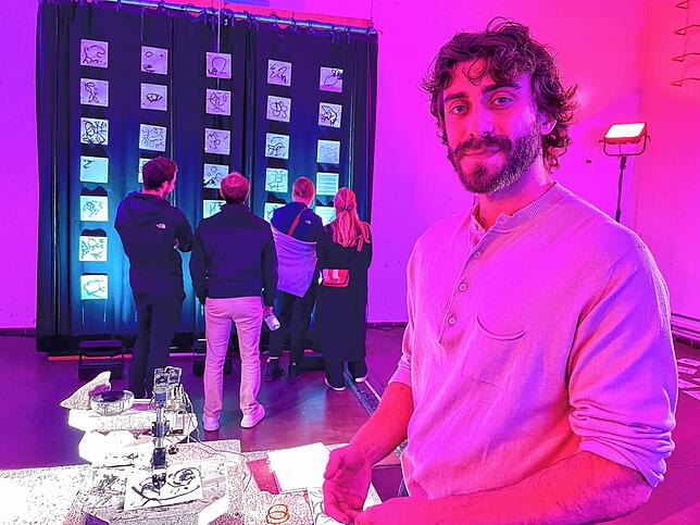 Alessandro Mac-Nelly hat gerade einen Preis für seine computergestützte Kunst bekommen. In der Basilika durften Besucher den Roboterarm ...