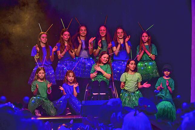 Bild 3: Narren feiern schwerelos im All