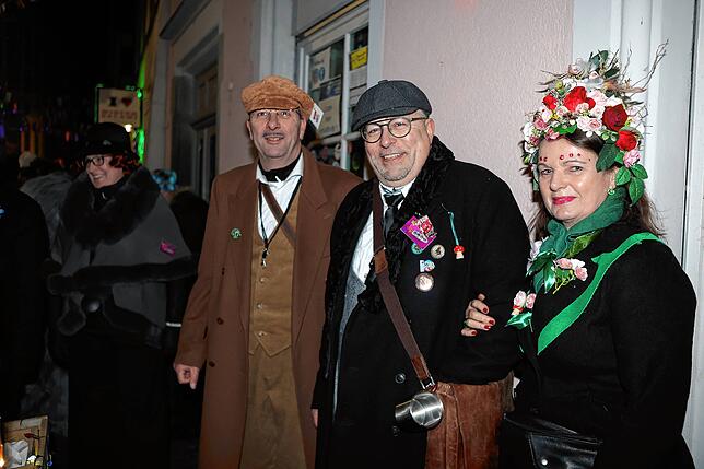 Bild 13: Konstanzer Straßenfasnacht 2025: Am Fasnachtssamstag werden Besenwirtschaften gestürmt