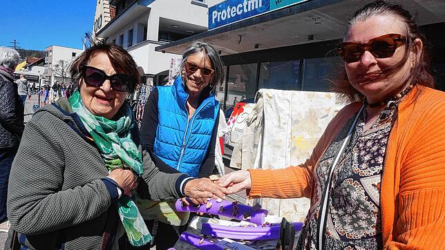 Individueller, handgemachter Schmuck stieß beim Frühlingsmarkt in Lauchringen vielfach auf Interesse.
