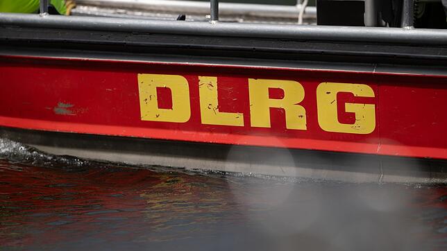 Rettungskräfte der DLRG bargen das Auto gemeinsam mit der Feuerwehr aus dem Kanal.(Illustration)