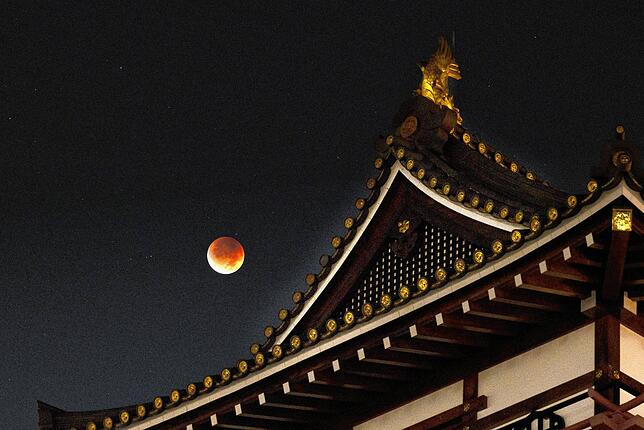 So leuchtet der Blutmond über der Burg Kiyosu in der Präfektur Aichi in Zentraljapan.