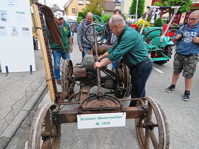 Immer wieder tauchen Raritäten auf, die teilweise aus ganz Europa herbeigeschafft werden, wie dieser motorbetriebene Mäher aus den ...