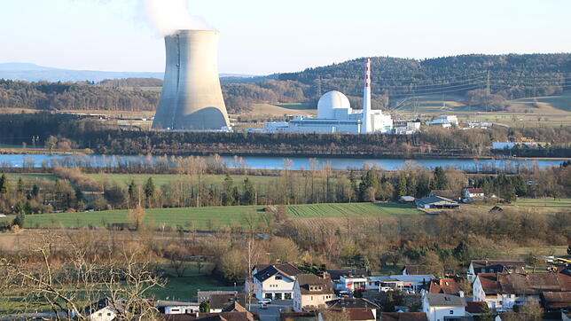 Die Dampffahne aus dem Schweizer Atomkraftwerk Leibstadt hüllt die Gemeinde Dogern an manchen Stellen in Schatten.