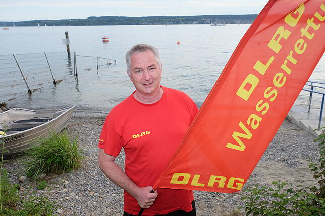 Hält noch die Fahne hoch für die DLRG: Andreas Bergelt, Rettungsschwimmer, Ausbilder und Vorsitzender der Ortsgruppe Überlingen im ...
