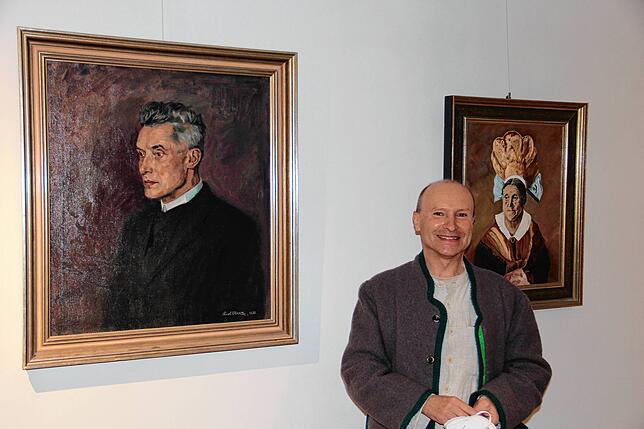 Leiter des Stadtmuseums Rüdiger Specht neben einem Gemälde von Hermann Sernatinger. Dieser gründete vor 100 Jahren den Trachtenverein ...