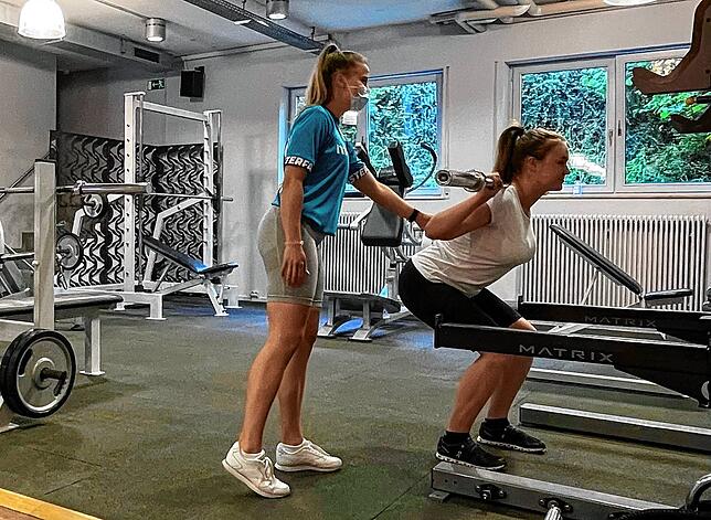 Endlich wieder im Fitness-Studio trainieren: Übungsleiterin Irina Wiedenbach aus Öhningen-Schienen zeigt im Gesundheitsstudio Move Anna ...