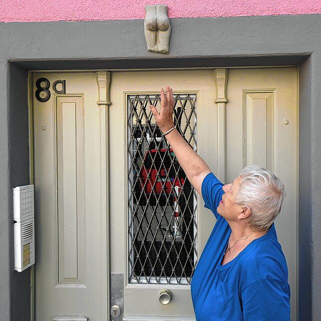 Über dem Eingang der Sankt-Johann-Gasse 8a ist das &bdquo;Ärschle&ldquo; zu finden.