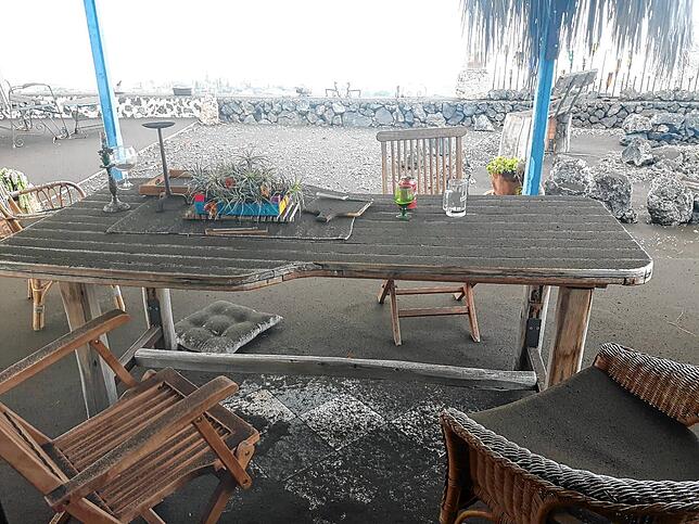 Zentimeterdick bedeckt die Asche den Terrassentisch der Reisers. Das Bild entstand in den ersten Wochen nach dem Ausbruch des Vulkans. ...