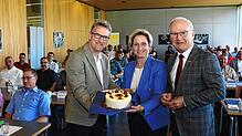Handwerkskammer-Präsident Werner Rottler (rechts) und Hauptgeschäftsführer Georg Hiltner (von links) überreichen Wirtschaftsministerin ...