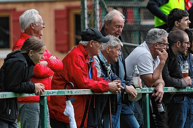 Bild 12: FC Pfaffenweiler feiert nach 2:1-Erfolg Relegationsplatz. Wir waren mit der Kamera dabei.