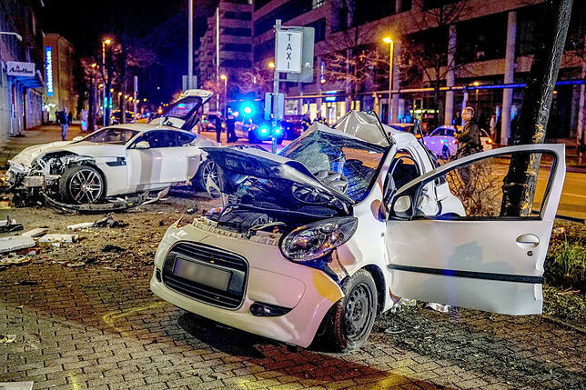 Der tödliche Crahs in Stuttgart im März: Vorn das Auto, in dem zwei Menschen starben, dahinter der gemietete Jaguar mit 550 PS, mit dem ...