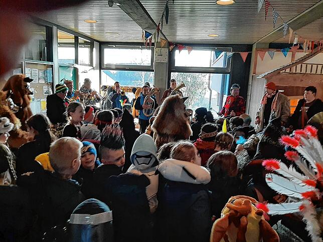 Im Foyer herrscht närrisches Treiben. Die Kinder sind begeistert.