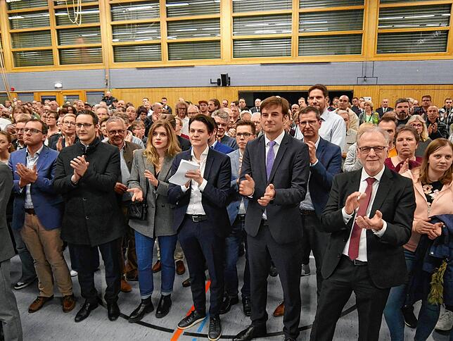 Applaus für den neuen Bürgermeister von Tengen. Im Bild Bürgermeister Marian Schreier, Landrat Zeno Danner und Johannes Moser, ...