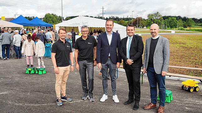 Sie eröffneten das neue Gewerbegebiet (von links): Andree Binninger, Ralf Mülhaupt (beide Ingenieurbüro Tillig), der ...