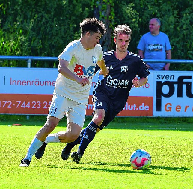 Aktivposten: Marco Morawczik (links, gegen Raphael Einbock) vom FC Erzingen traf nach der Pause beim 0:4 in Murg lediglich den Pfosten.