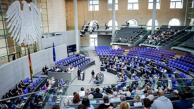 Auch Menschen aus Wahlkreisen ohne einen Abgeordneten sollen den Bundestag mit bezuschussten Informationsreisen besuchen können. Das hat ...
