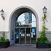 Im Moment geht es &ndash; coronabedingt &ndash; zum Haupteingang nur raus aus dem Rathaus: Der Chef der Stadtverwaltung Radolfzell wird ...