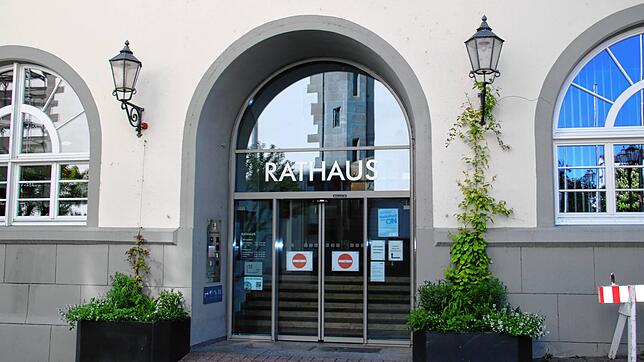 Im Moment geht es &ndash; coronabedingt &ndash; zum Haupteingang nur raus aus dem Rathaus: Der Chef der Stadtverwaltung Radolfzell wird ...