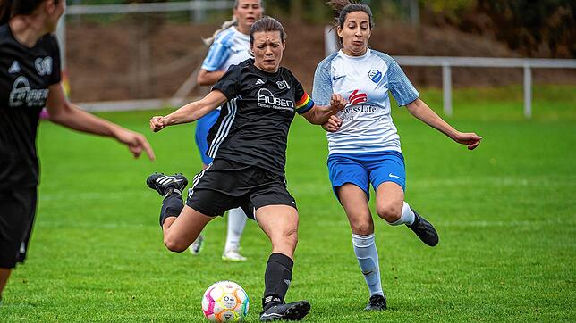 Voller Einsatz: Anna Butowski (Mitte, gegen Sophia Maalaoui beim 4:4 gegen den SV Titisee) zählt zu den Erfolgsgaranten des SC ...