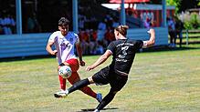 Luca Magro (rechts) vom SC Gottmadingen-Bietingen verteidigt den Ball gegen Salems Paul Strauß.