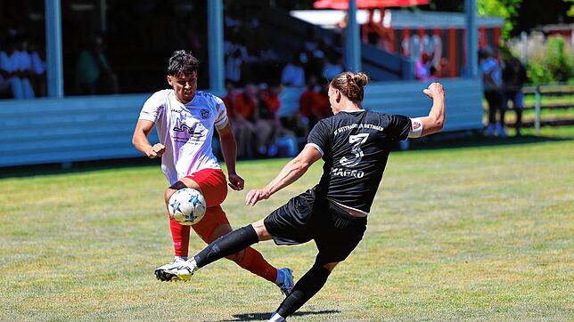 Luca Magro (rechts) vom SC Gottmadingen-Bietingen verteidigt den Ball gegen Salems Paul Strauß.