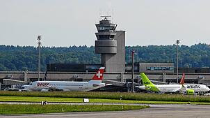 Der Kontrollturm auf dem Gelände des Flughafens Zürich. Von hier aus kontrollieren die Skyguide-Mitarbeiter den Flugbetrieb.