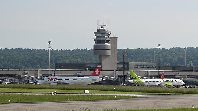 Der alte Tower auf dem Flughafen Zürich-Kloten hat bald ausgedient.